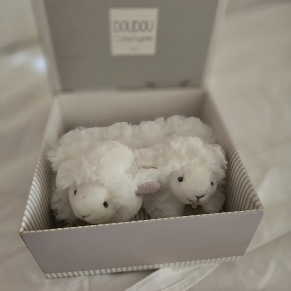NWT Dou Dou Compagnie White Lamb Sheep Baby Newborn Slippers